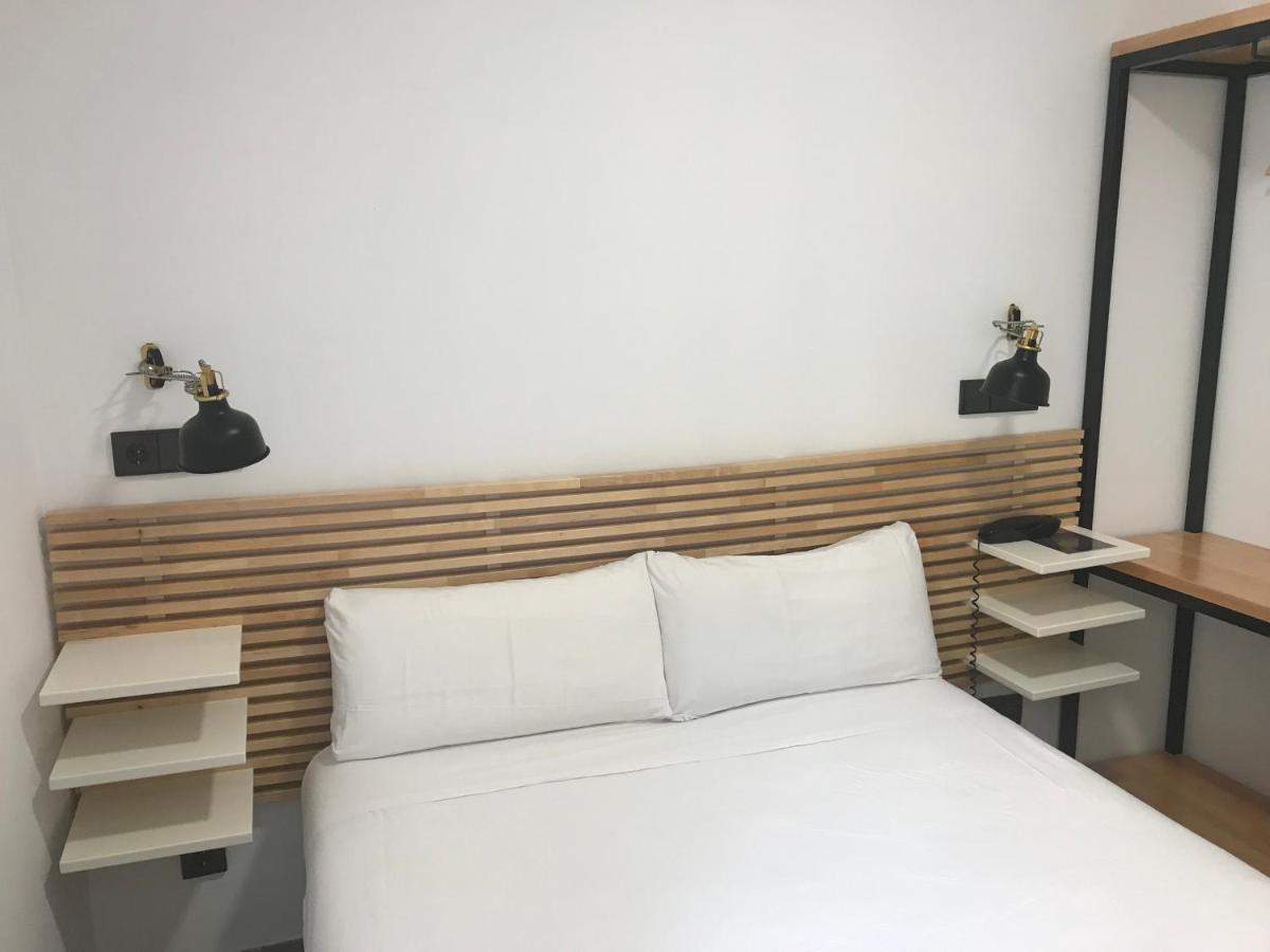Hostal La Terrassa Barcelona Bagian luar foto